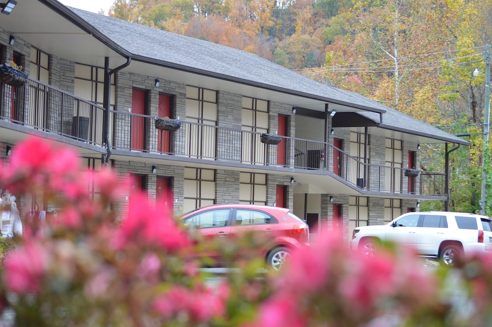Econo Lodge Inn and Suites On The River 4/61