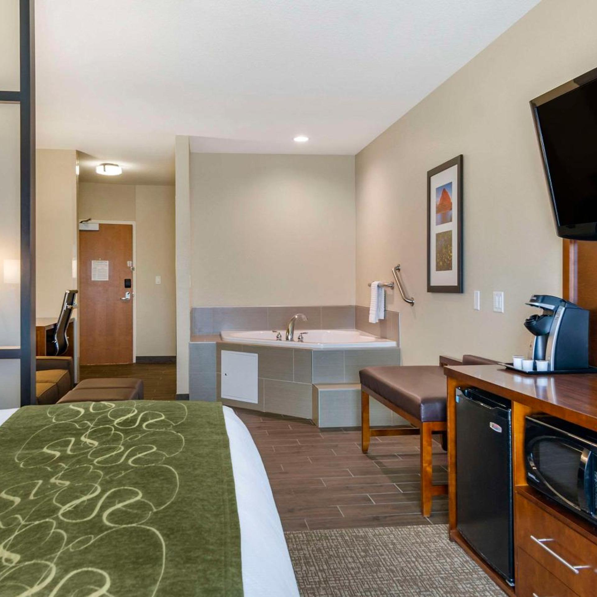 جناح بسرير كينج بحوض جاكوزي، Comfort Suites Helena Airport 3/5