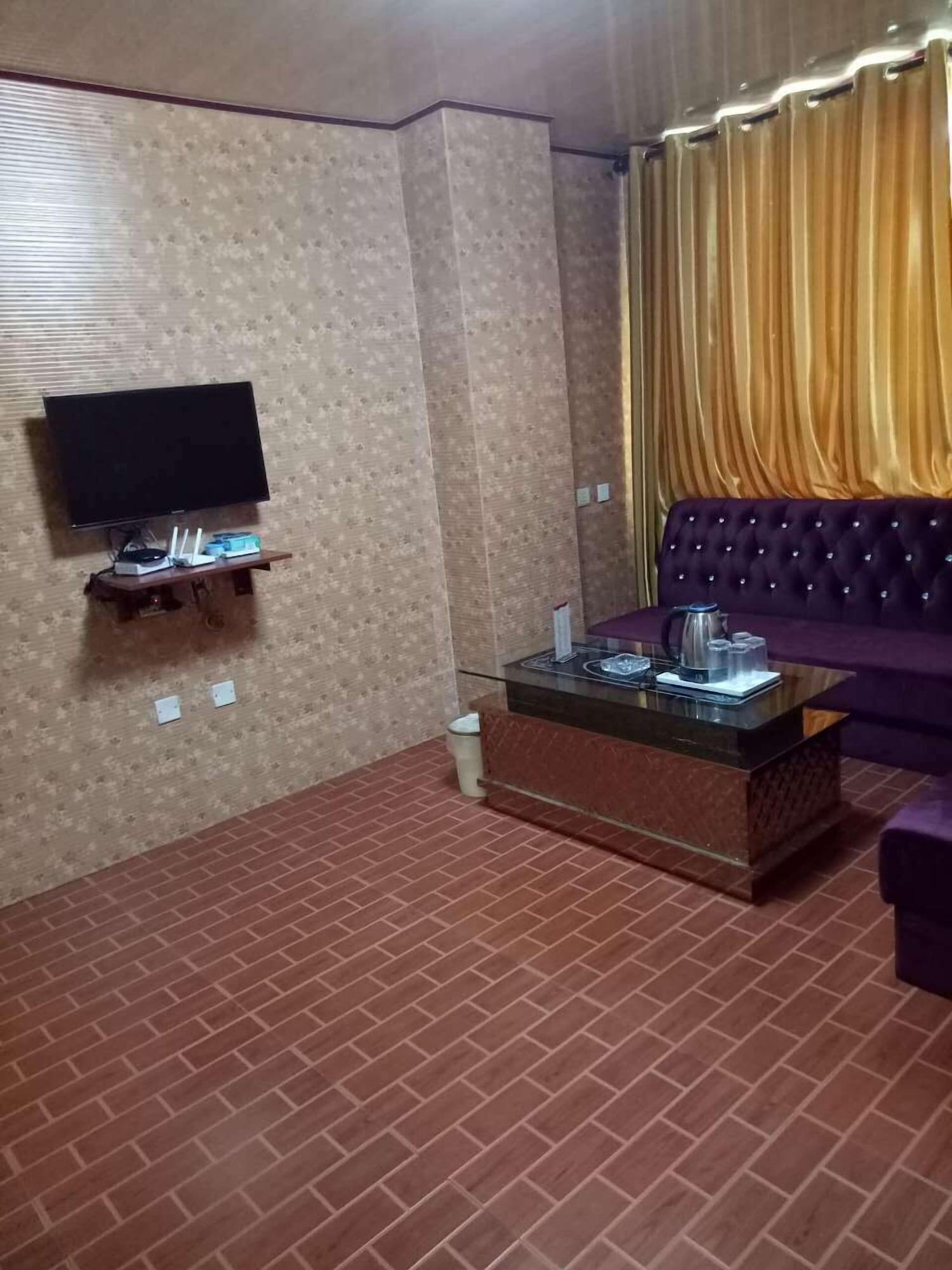 Huayun Business Hotel 13/14