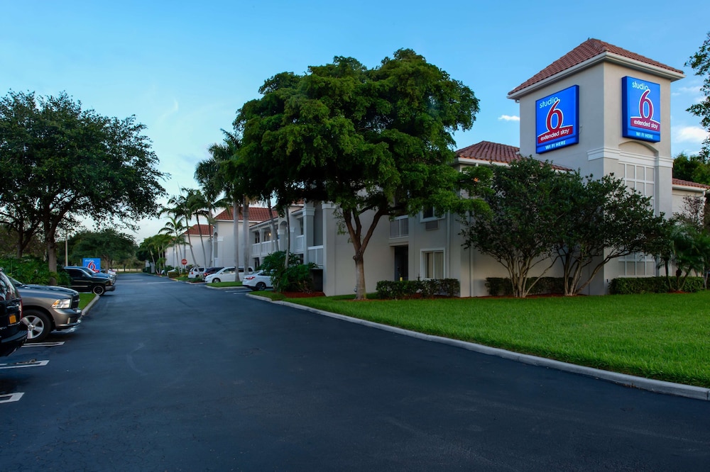 Studio 6 Extended Stay - West Palm Beach, FL 46/52