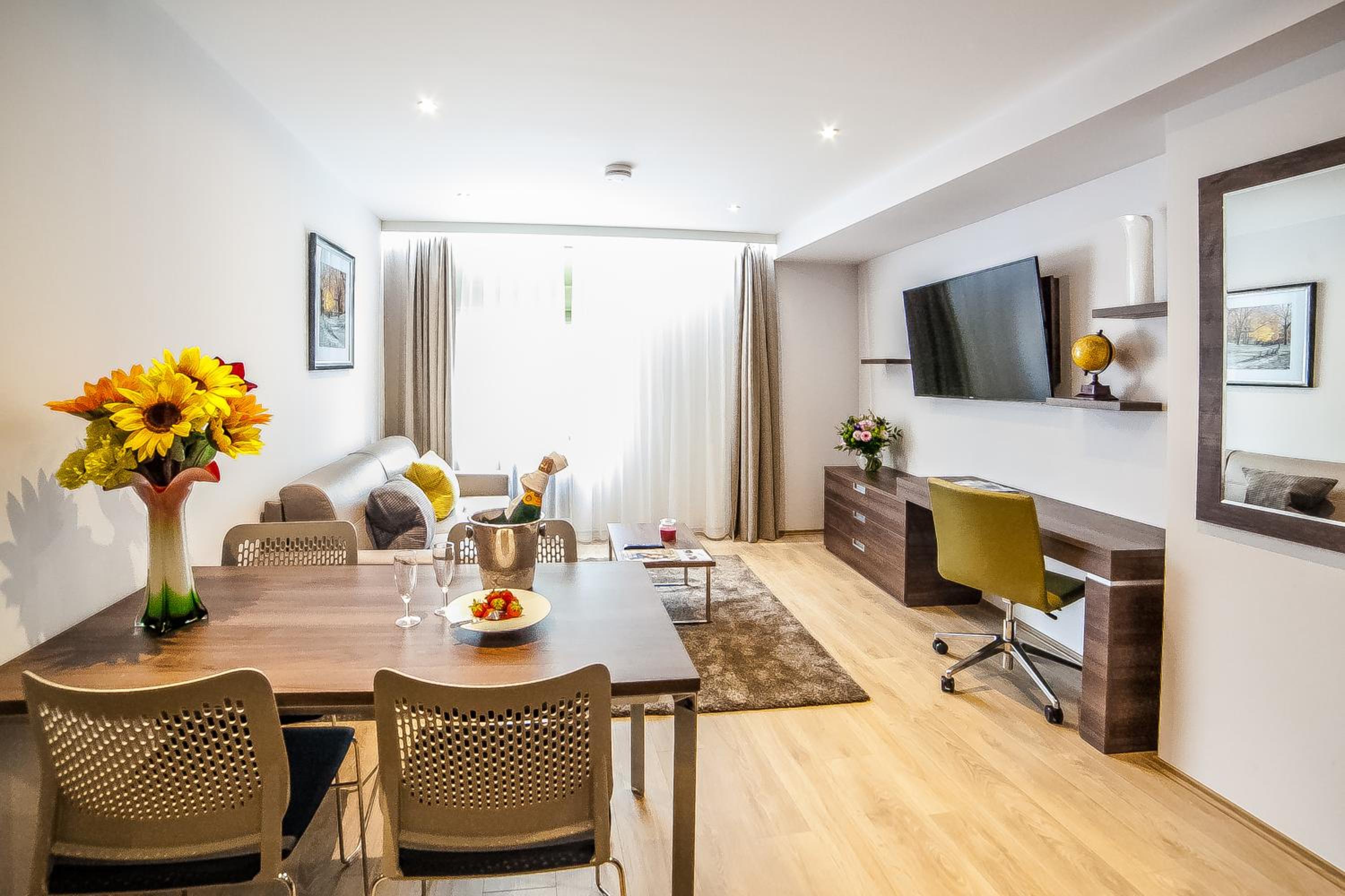 Hampton Suites Serviced Apartments 8/23