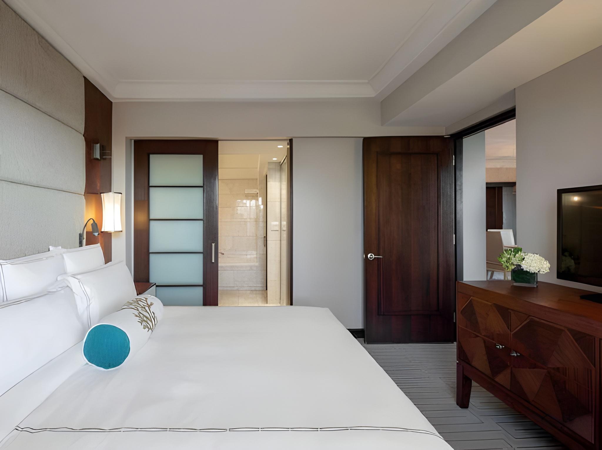 1 Bedroom, Commodore, Suite, King Bed, City View