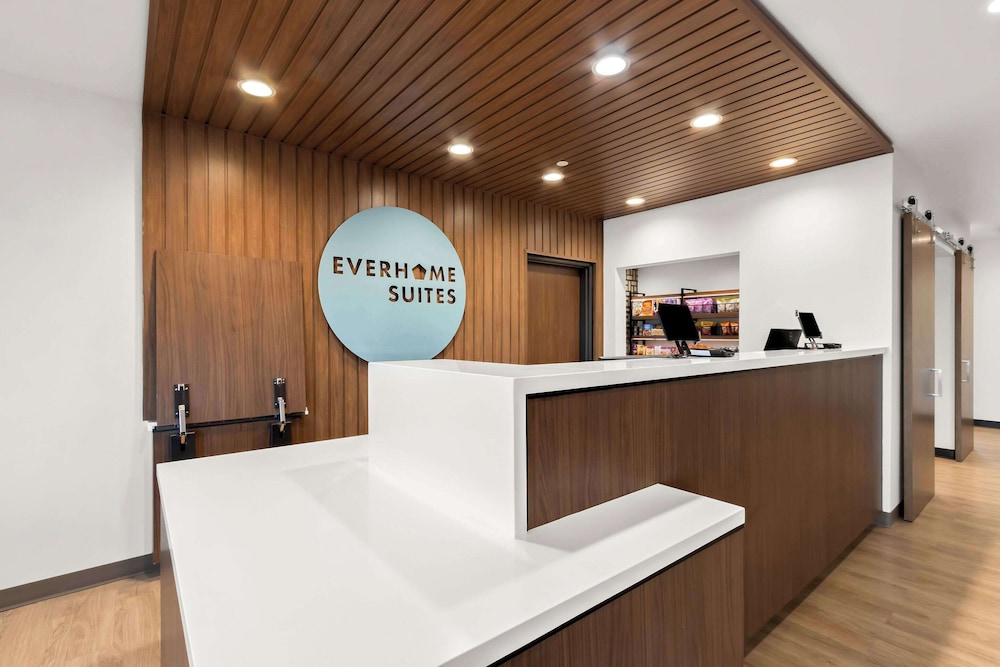 Everhome Suites Glendale Sports & Entertainment District 8/47