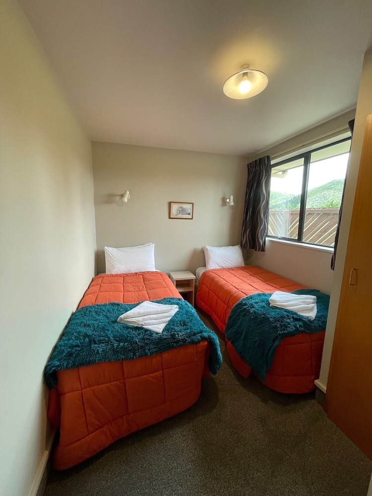 Sierra Motel and Apartments 10/50