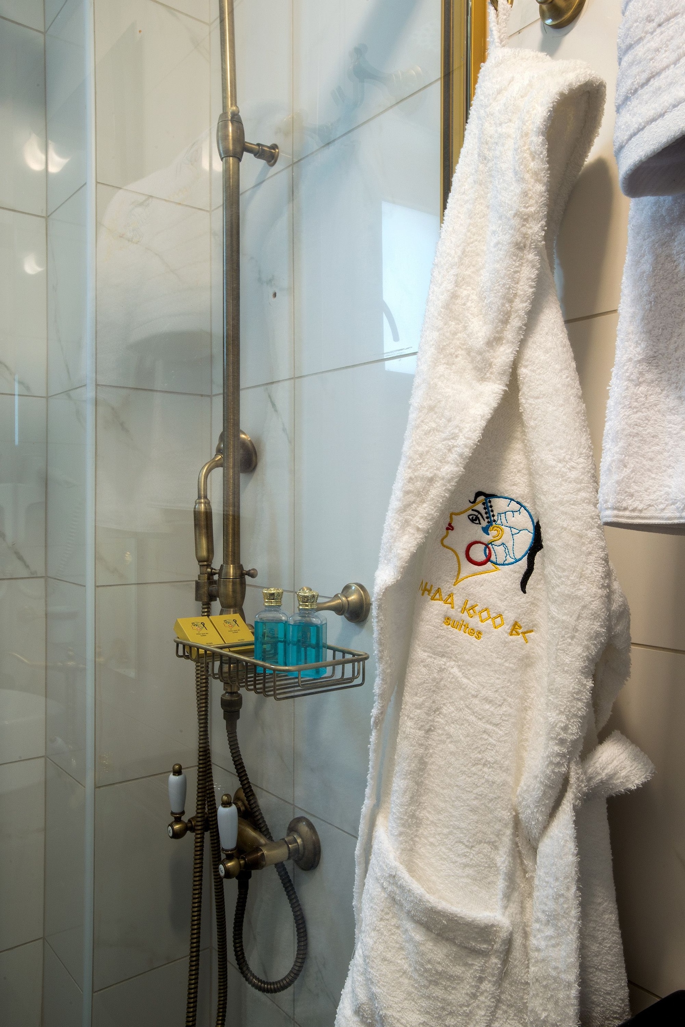 جناح رومانسي بسرير كوين بإطلالة على المسبح بشرفة، Leda Suites 4/4