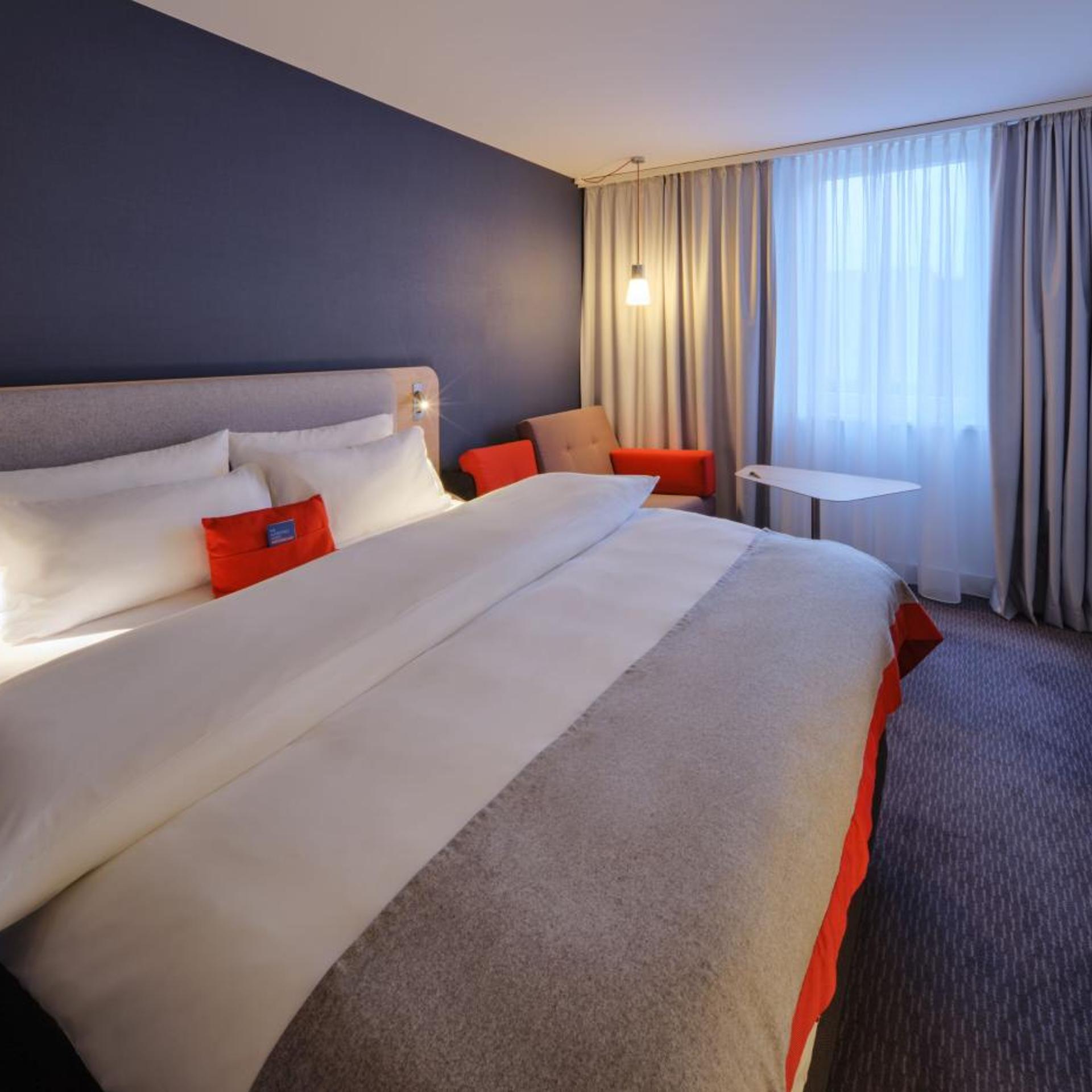 غرفة بسرير مزدوج مع أريكة، HOLIDAY INN EXPRESS FRANKFURT AIRPORT 2/6
