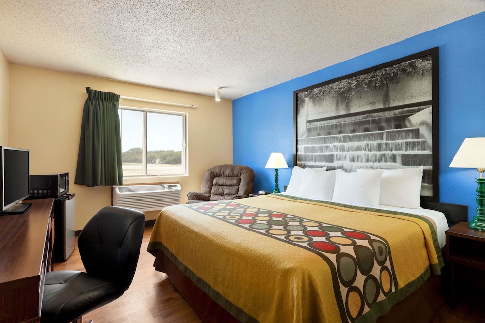 Super 8 by Wyndham Waco University Area 8/24