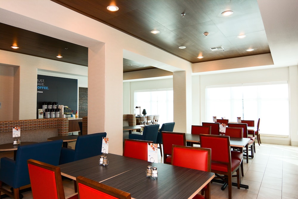 Holiday Inn Express Suites New Boston 41/51