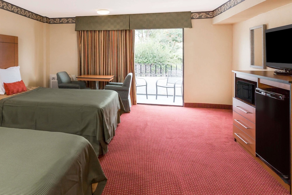Travelodge by Wyndham San Clemente Beach 30/50