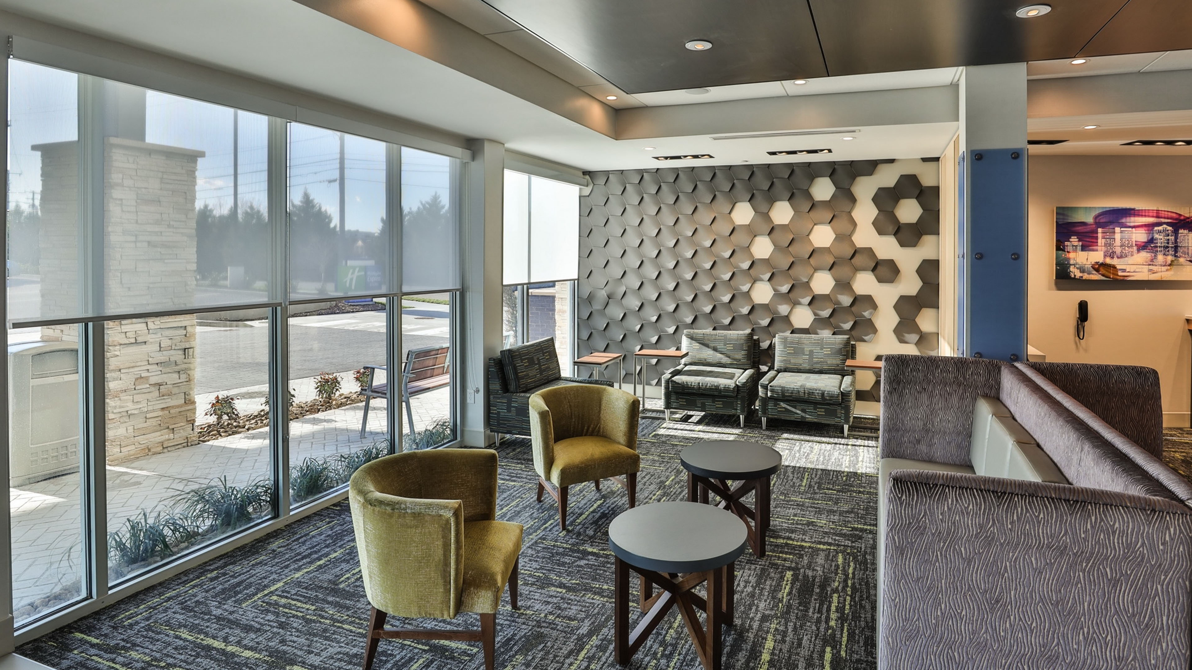 Holiday Inn Express & Suites Nashville Metrocenter Downtown 44/64