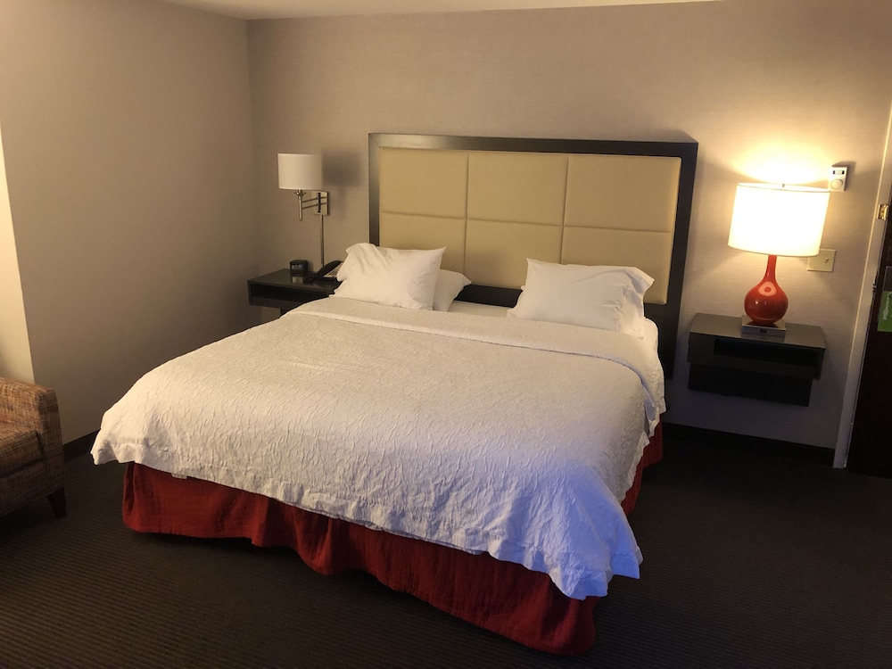 ROOM, QUEEN BED