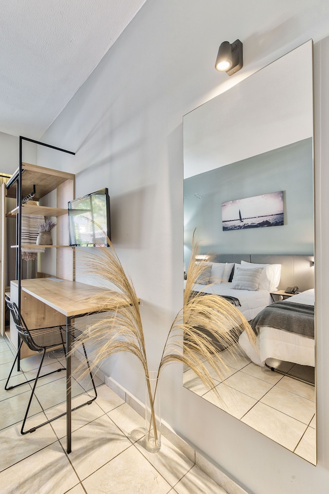 Contessa Hotel 74/105