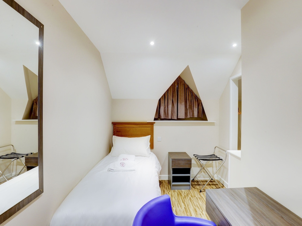 The Gissons Hotel 18/50