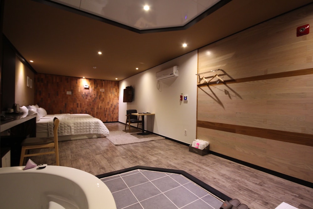 G7 Hotel 4/42