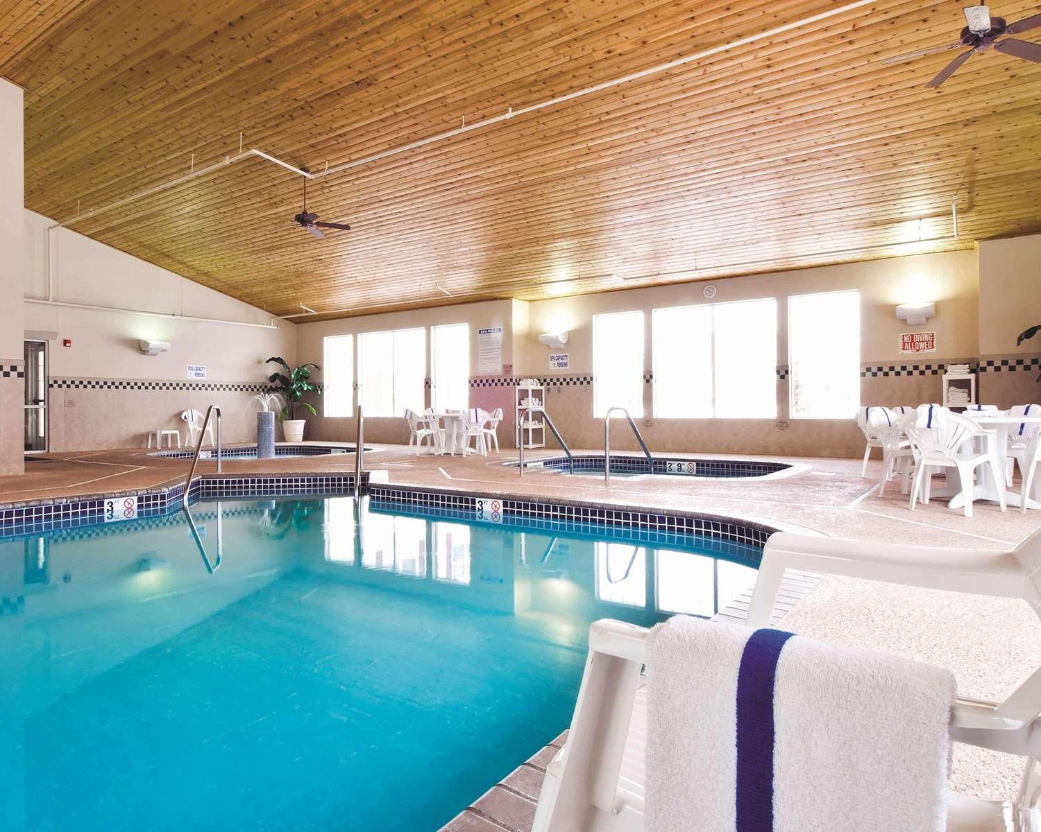 Country Inn & Suites by Radisson Albertville near Outlet Mall 14/21