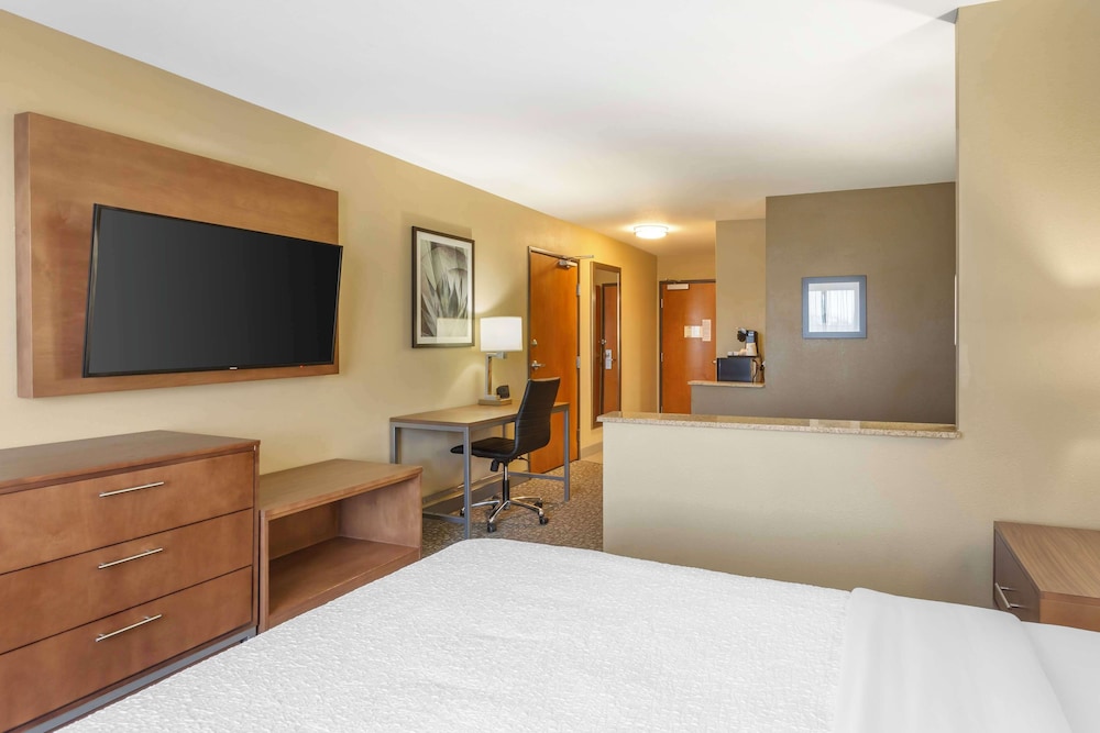 Suite, Queen Bed, Sofa, Accessible