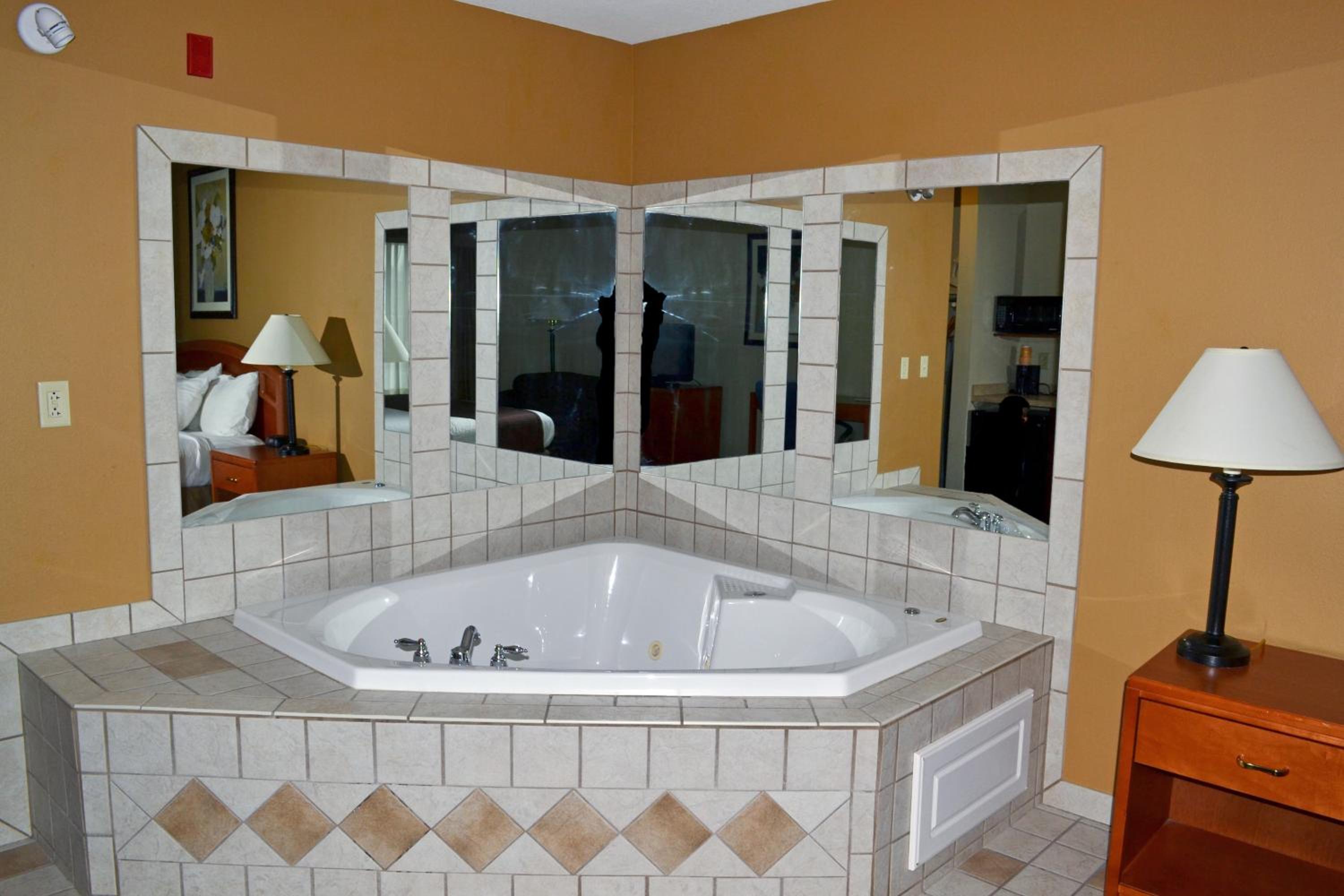 Paola Inn And Suites 41/47