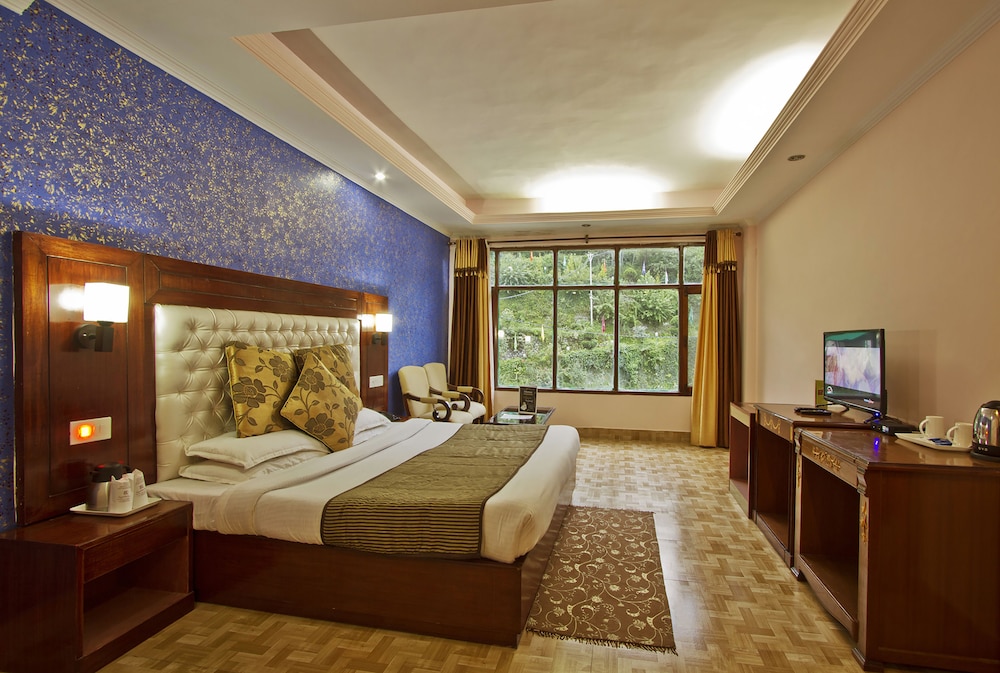 ROYAL PARK RESORT. 10/47