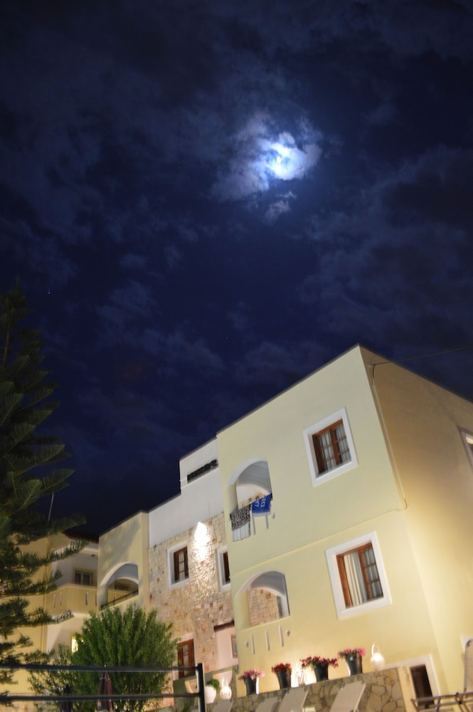 Nikos Apartments 8/76