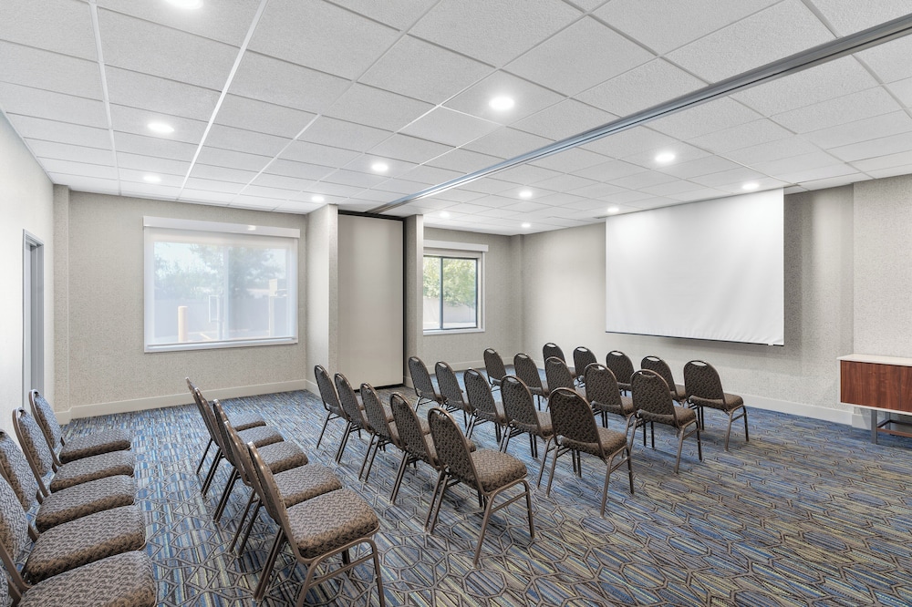 Holiday Inn Express Suites Coralville 60/67