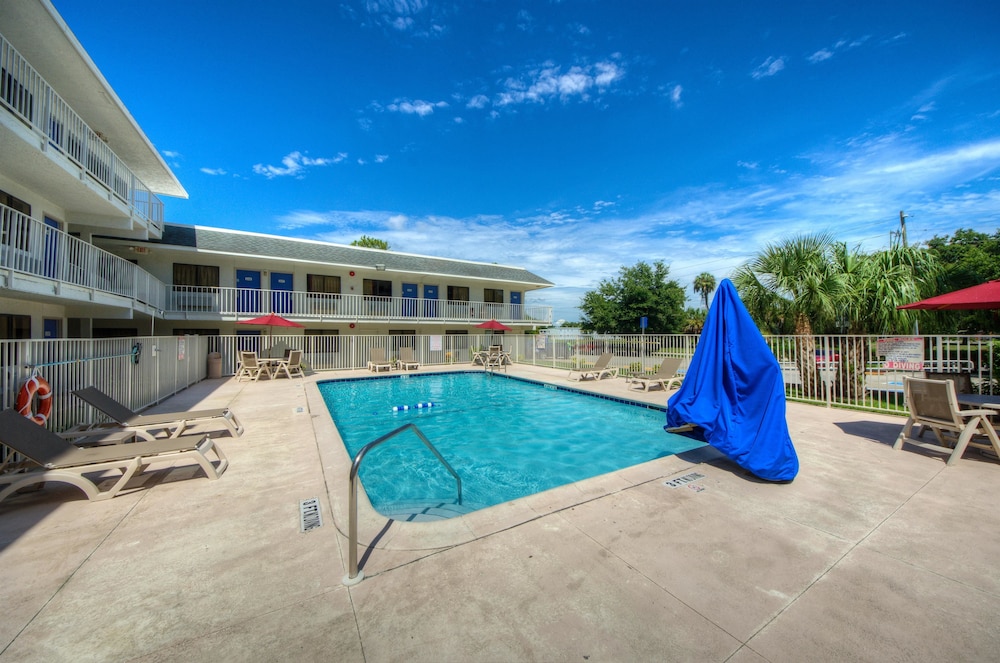 Motel6 Bradenton, FL 50/63
