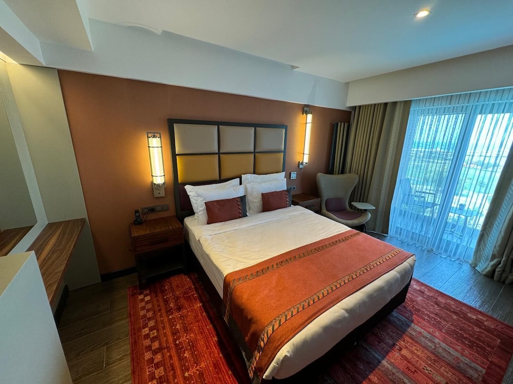 غرفة ركنية بسرير كينج بشرفة بإطلالة جزئية على البحر، Sile Gonen Hotel 6/10