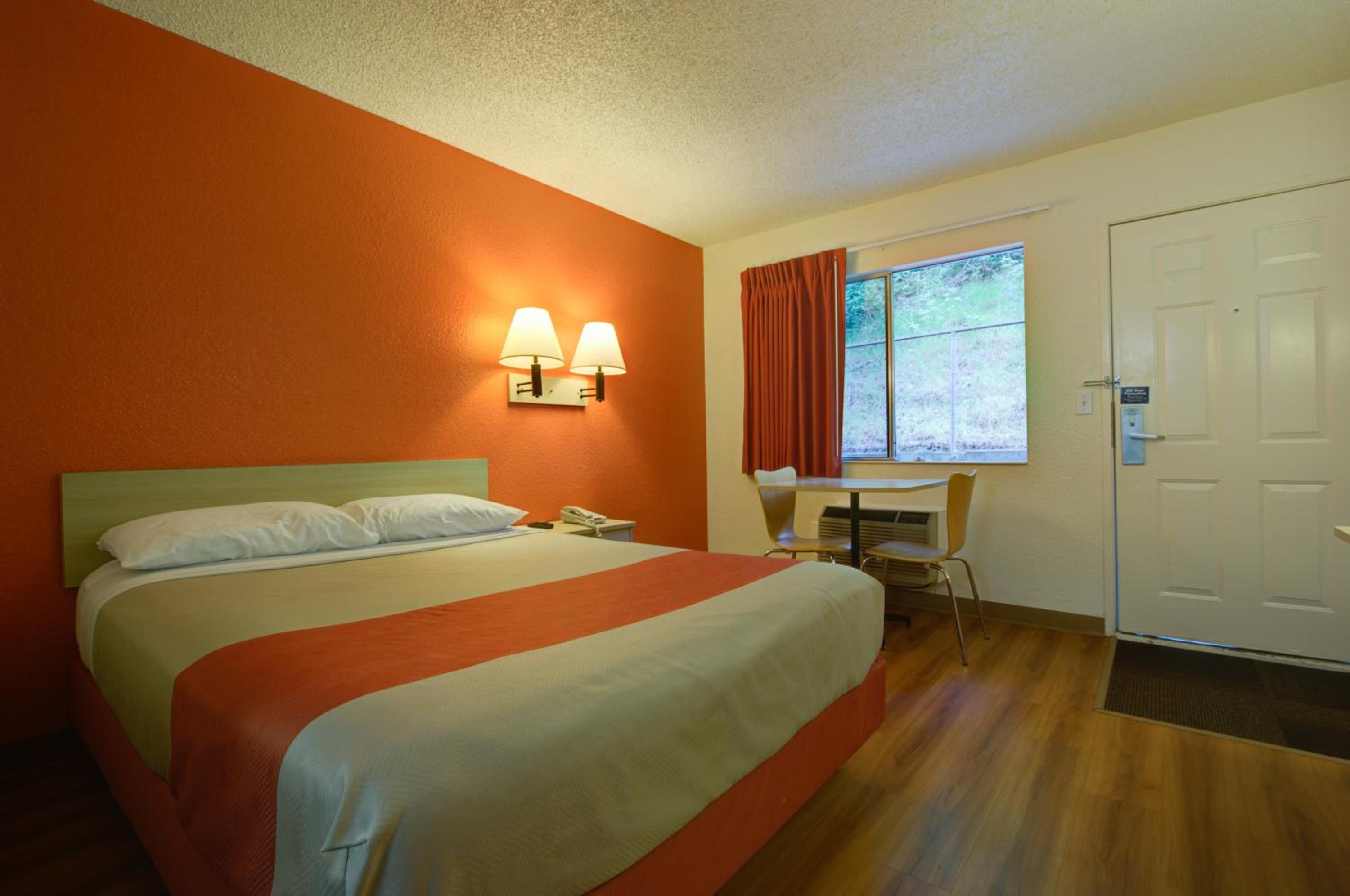 غرفة بسرير كوين للمدخنين، Motel6 Seattle, WA - Airport 6/10