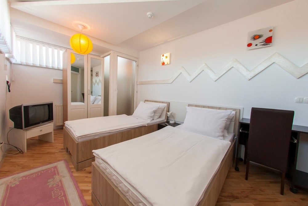 Hayat Hotel 30/57