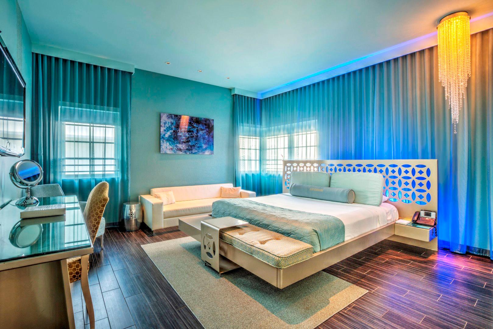 Gold, Junior Suite, Queen Bed