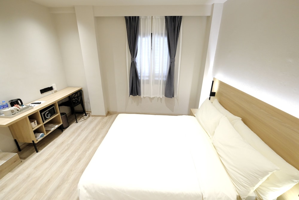 DELUXE, DOUBLE BED