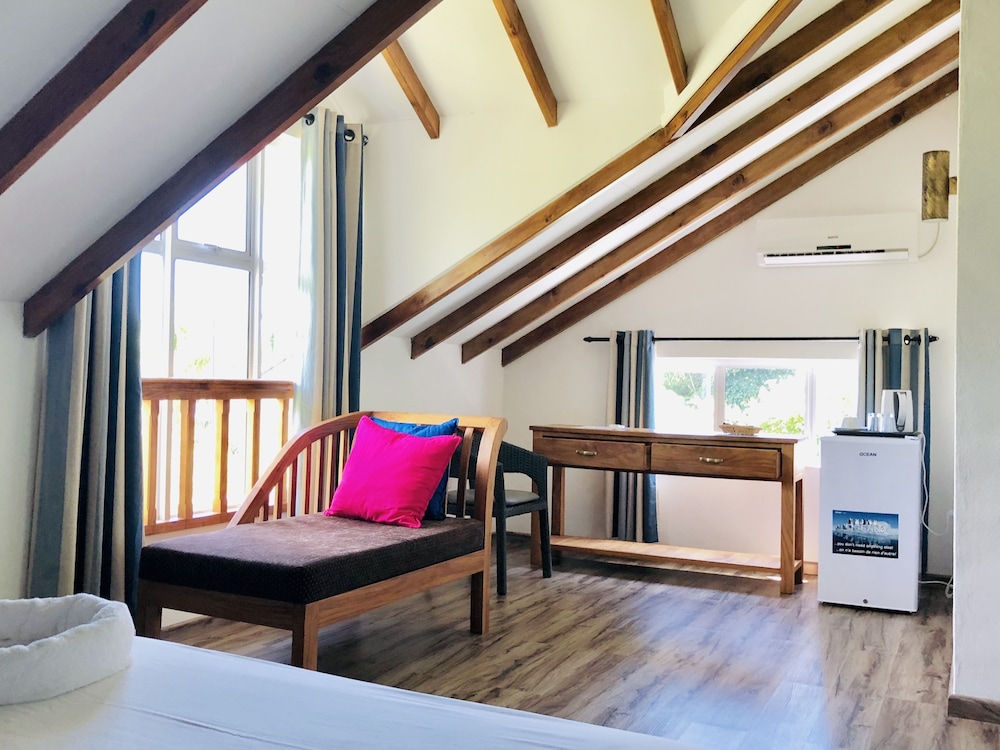 La Modestie Villa 25/50