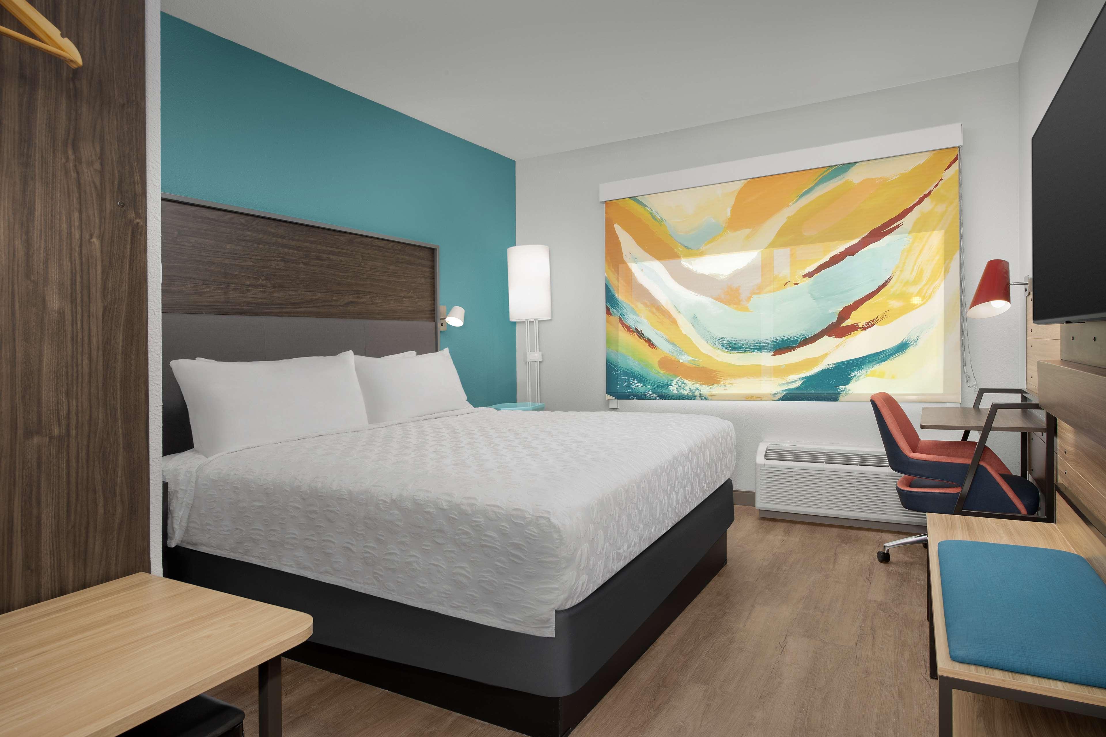 ROOM, KING BED