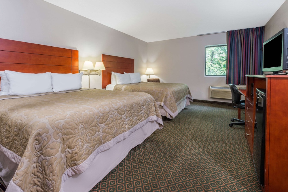 Super 8 By Wyndham St Charles 11/25