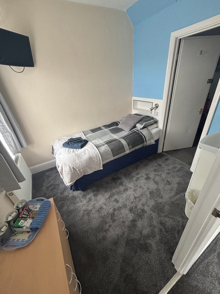 Ivydene Hotel 41/50