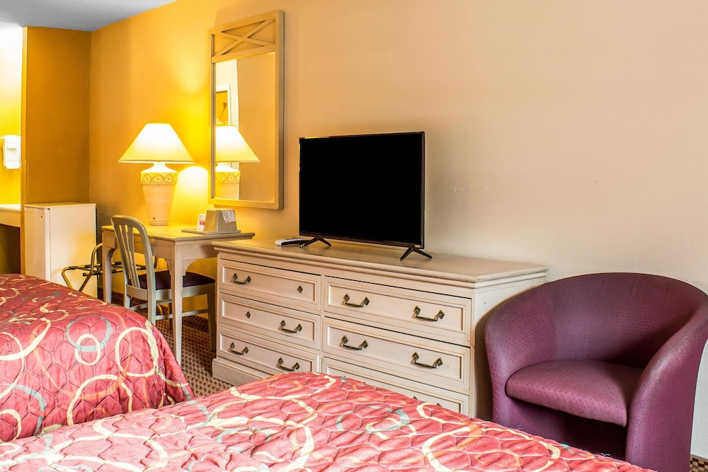 Econo Lodge Inn & Suites Walnut 19/30