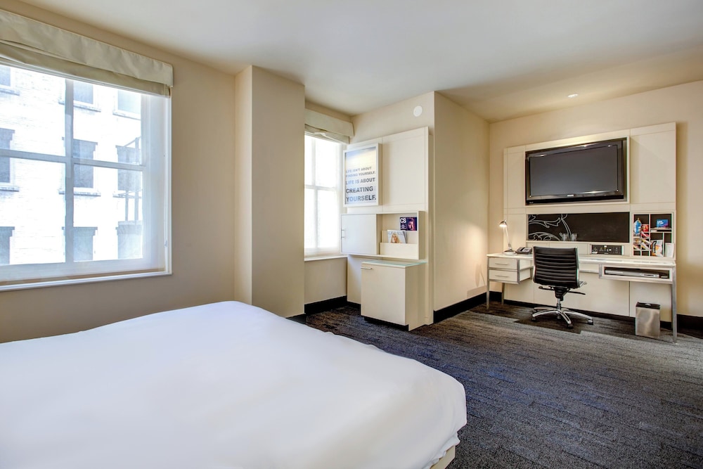 Room at THE MIDLAND HOTEL, Chicago, a Tribute Portfolio Hotel, CHICAGO - IL