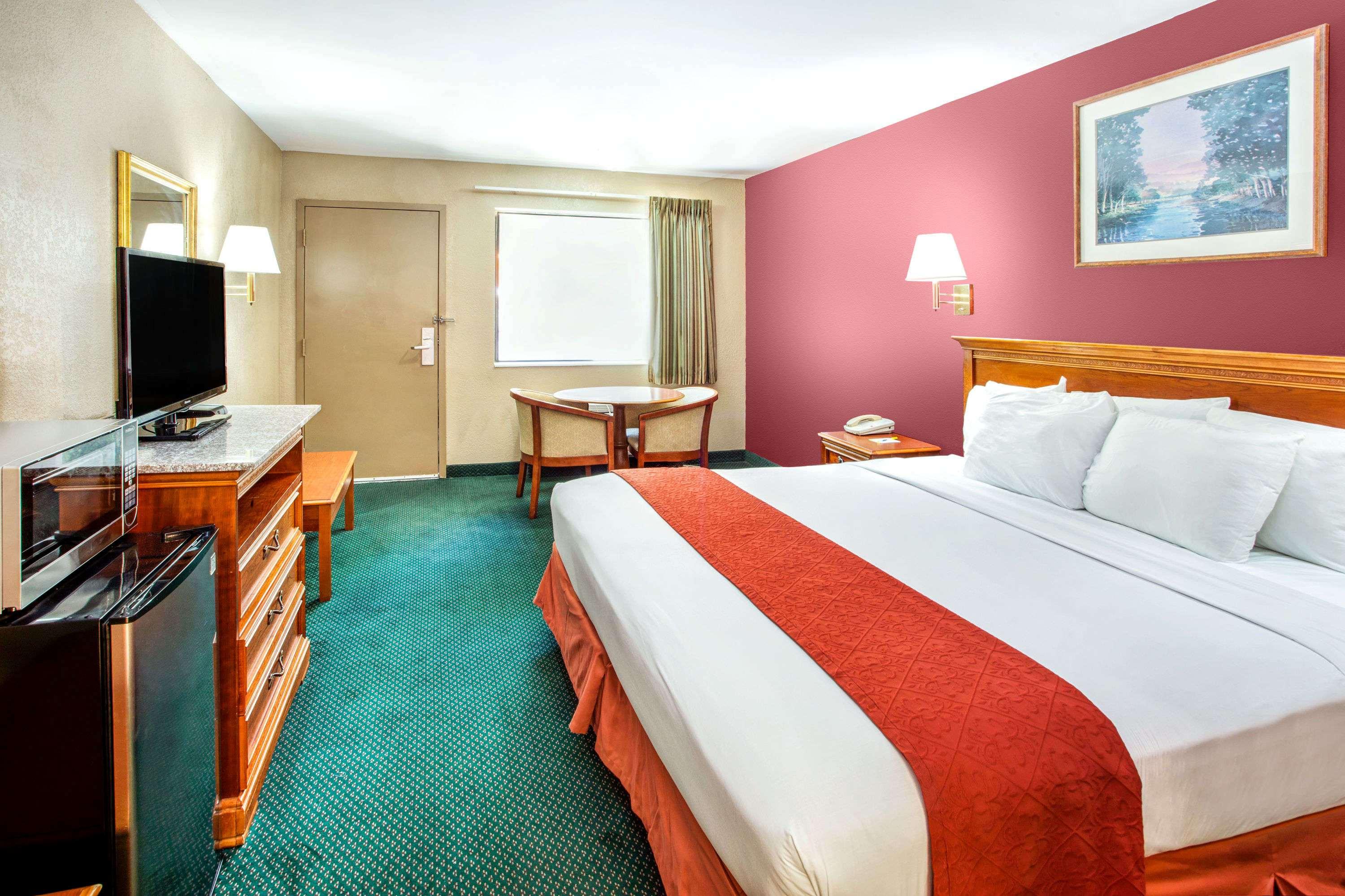 Days Inn By Wyndham Kennesaw 7/23