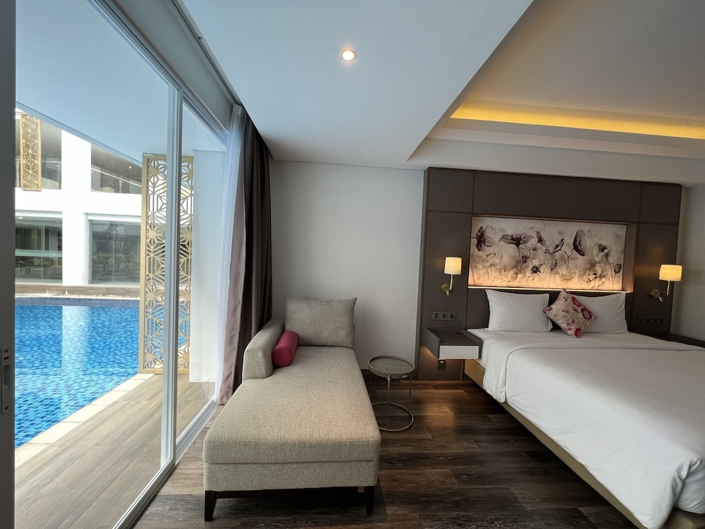 Sunday Hotel Arshika Sunset Road 28/60