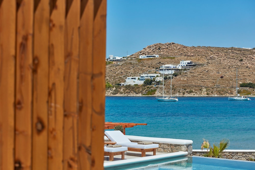 Mykonos Waves Beach House Suites 2/44