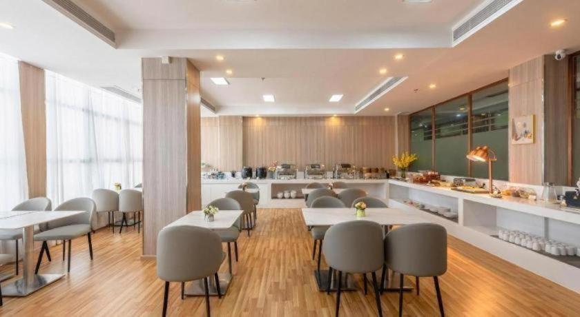 Vienna Hotel(Guangzhou North Railway Station Huaguoshan Subway Station Store) 36/45