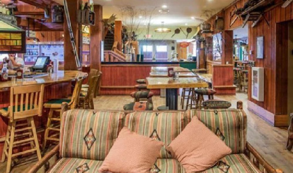 WoodStock Inn 37/43