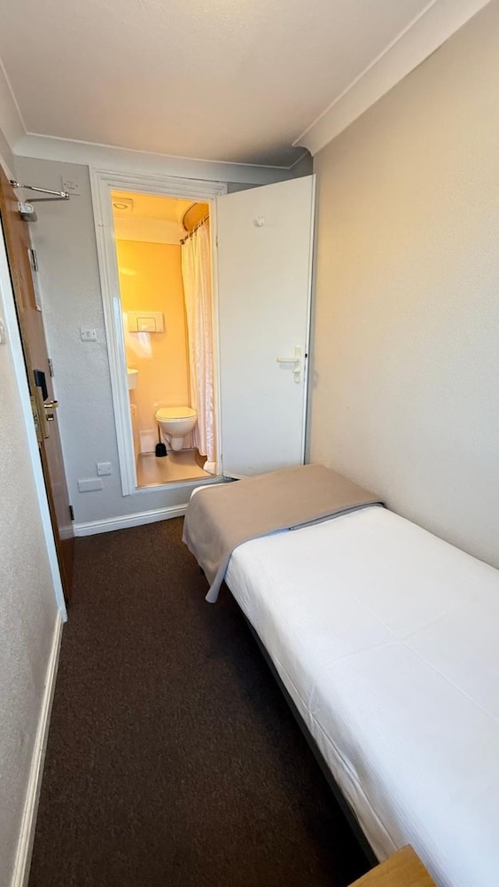 Lords Hotel 23/63
