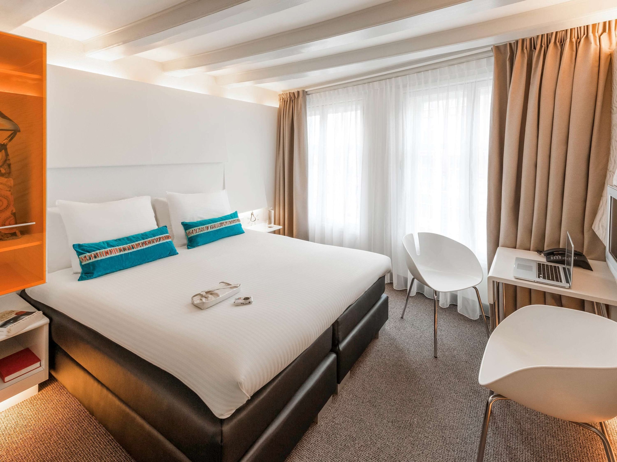 ROOM, DOUBLE BED