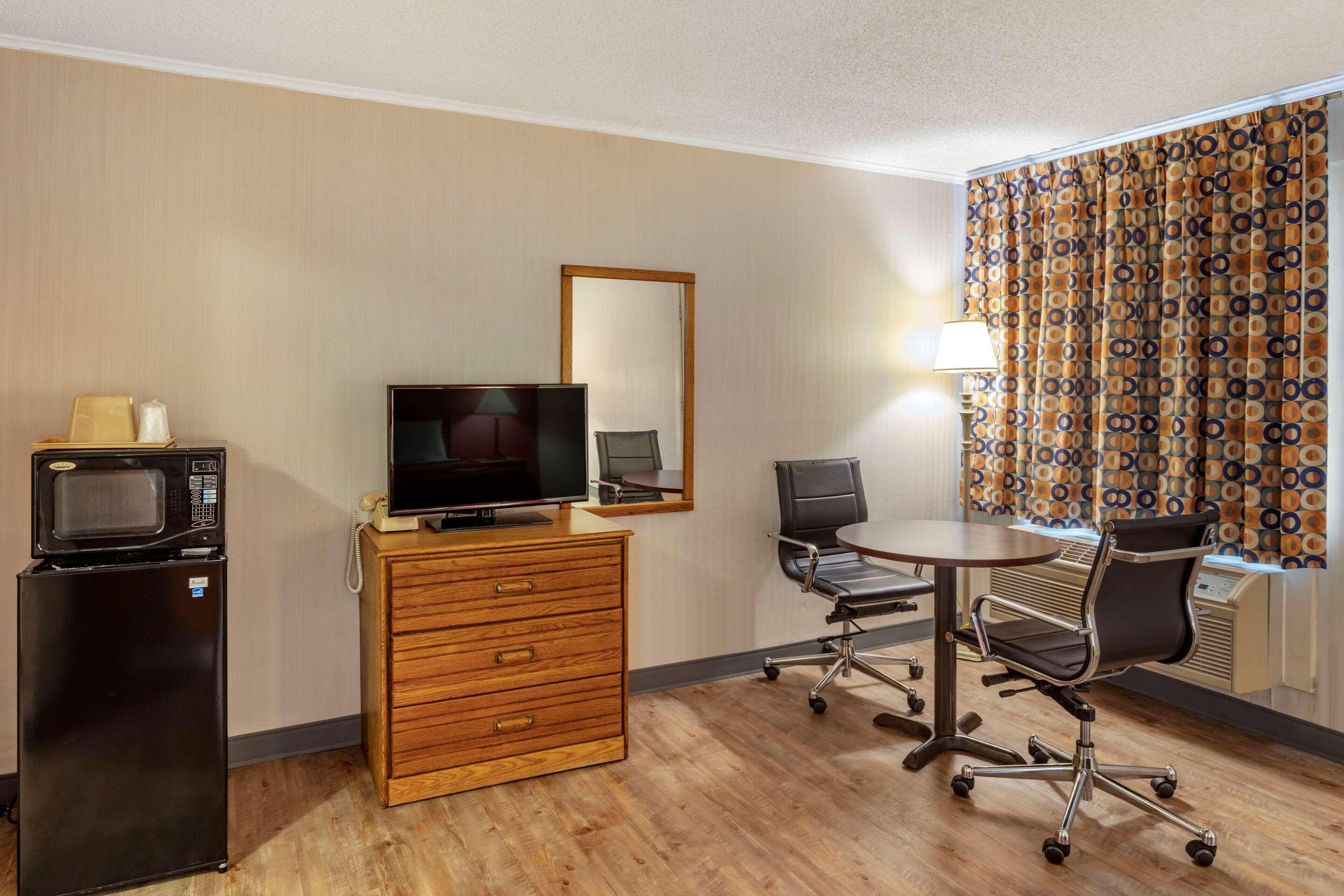 Economy Inn East Hartford CT 45/60