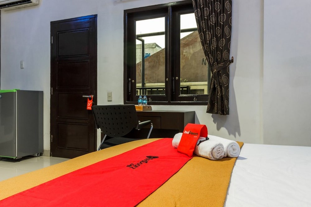 RedDoorz Premium @ Ampera Raya 2 10/22