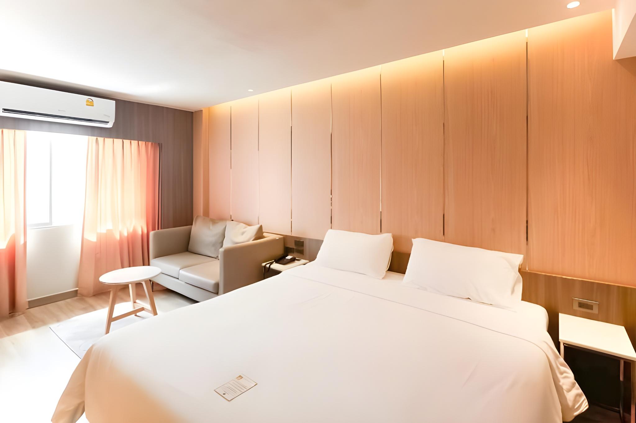 Deluxe, Double Bed, Building a
