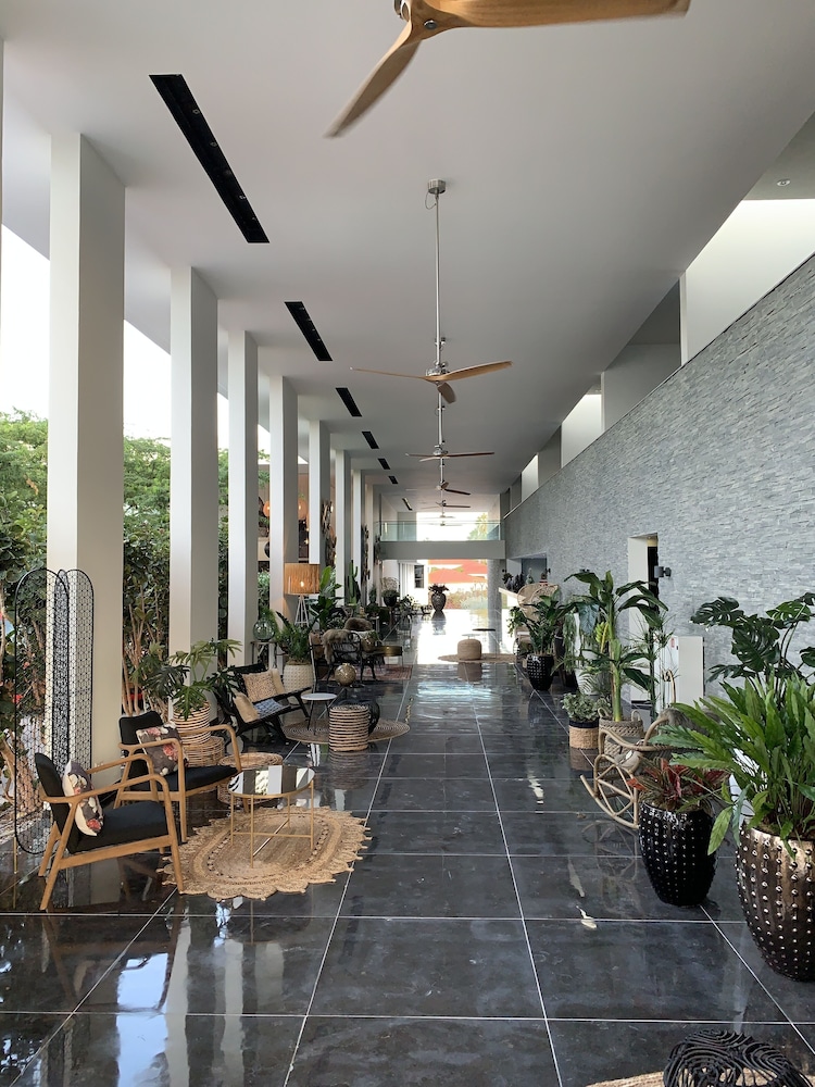 Papagayo Beach Hotel 63/76