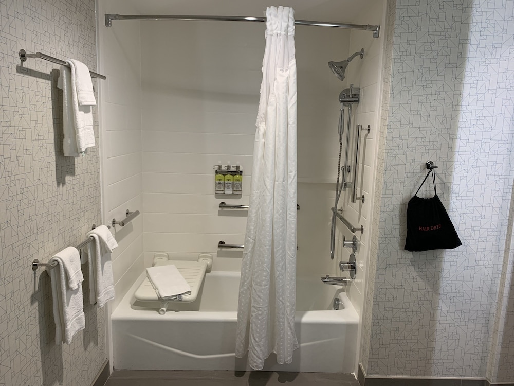 HOLIDAY INN EXPRESS & SUITES MOORE 23/75