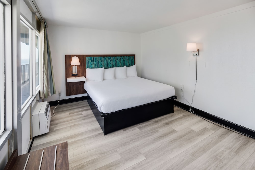 Renovated, Suite, 2 King Beds, Ocean View