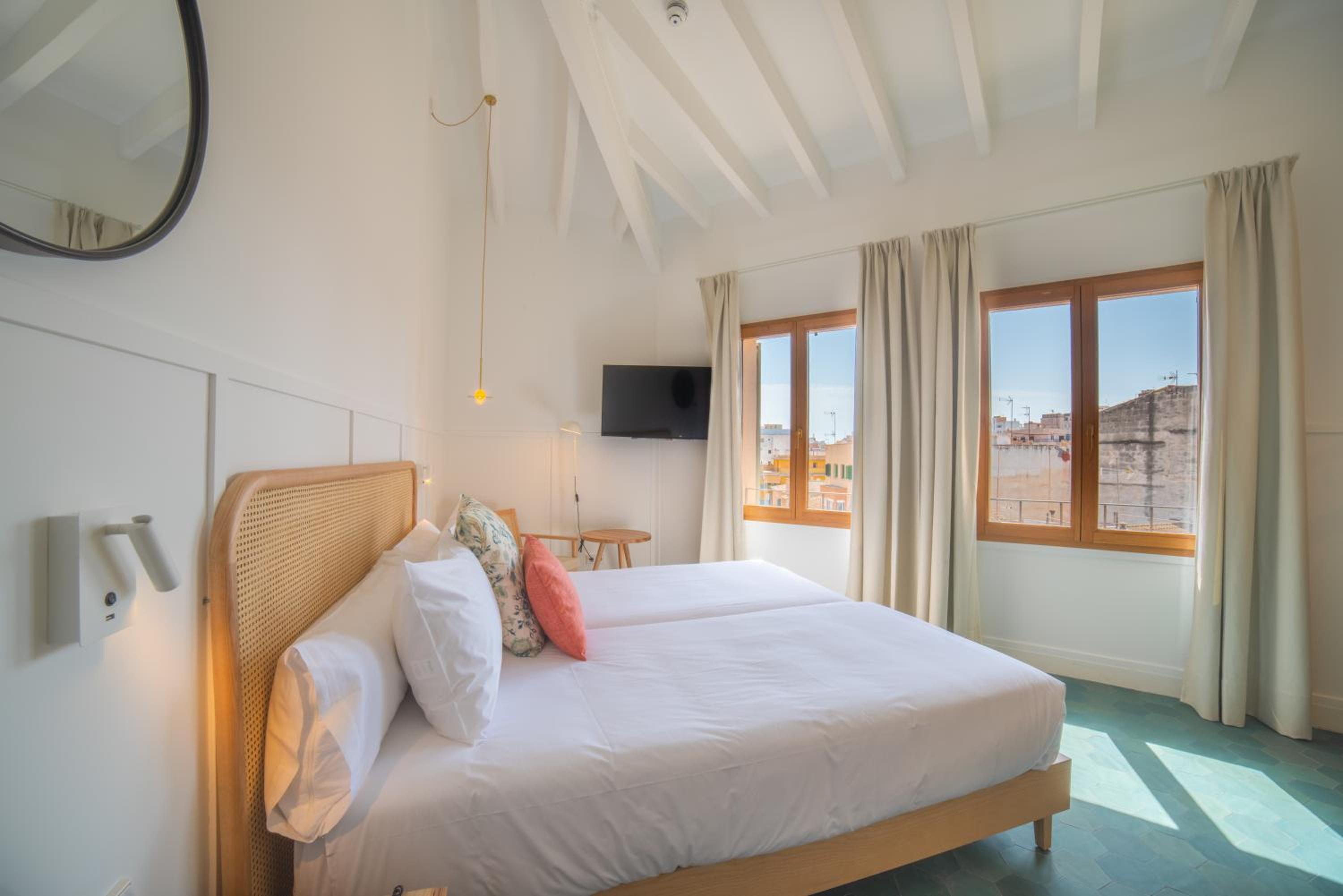 SUPERIOR, DOUBLE OR TWIN BED
